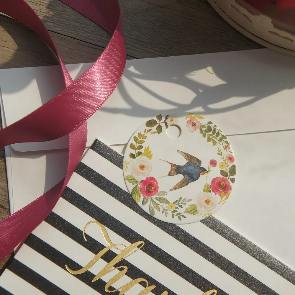Kuş Çiçek Çelenk İki Stil Seçin 50 Adet Yuvarlak Kağıt Etiket Etiketleri Ambalaj Dekorasyon Düğün Doğum Günü DIY El Yapımı Hediyeler Kullanımı 1