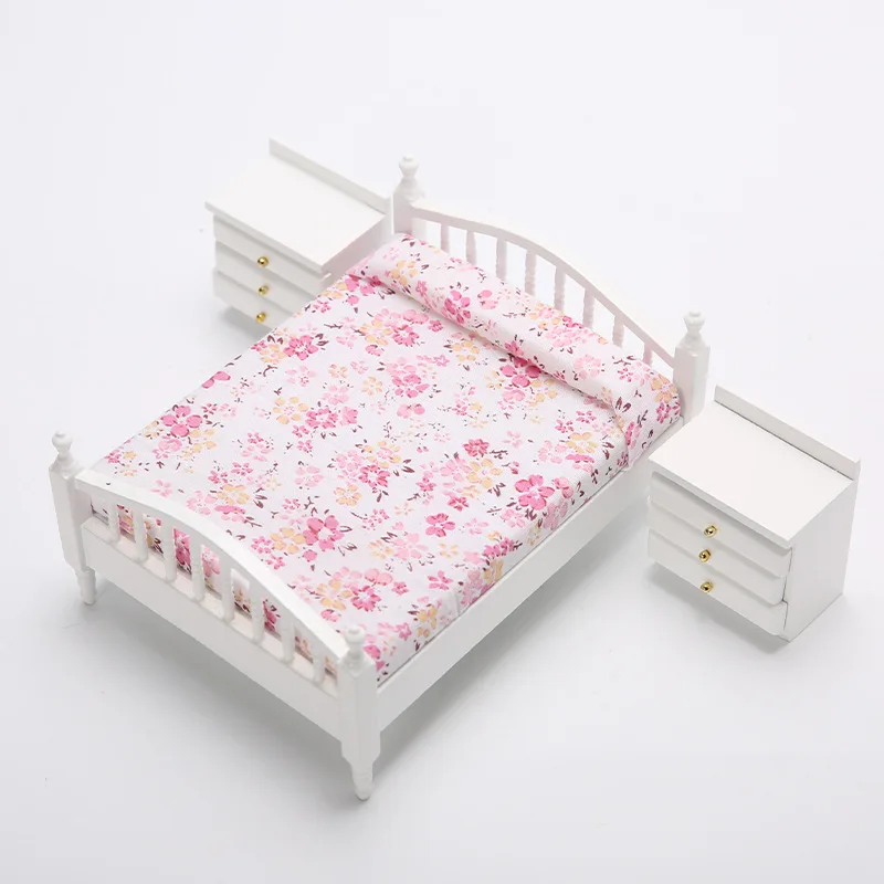 Çocuk 1: 12 Yatak Odası Mini Mobilya Oyna Pretend Dollhouse Oyuncak Beyaz Çift Kişilik Yatak Çiçek Sahne Oyuncak noel hediyesi 4