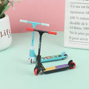 1 adet Mini Kaykay Parmak Oyuncak Parmak Scooter Modeli Parmak Scooter Kaykay Kiti İnteraktif Oyuncak Çocuklar İçin Dollhouse Aksesuarları